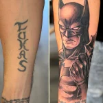 Cover tattoo noir et gris représentant le personnage de Batman – Jake Tattoo Parlor à Belfort.