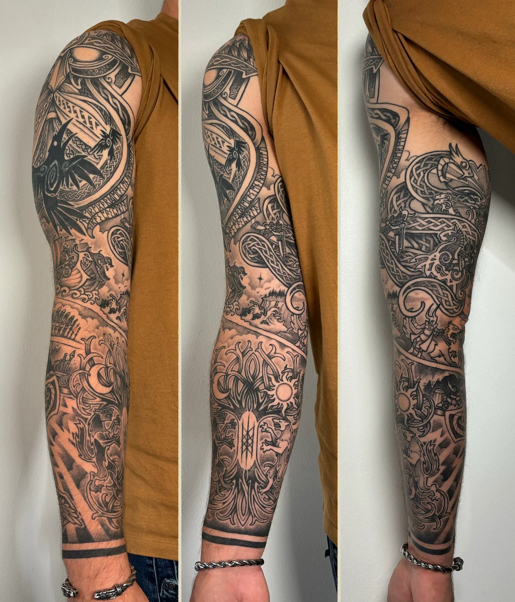 Tatouage noir et gris sur bras complet au style celtique et viking – Jake Tattoo Parlor à Belfort.