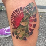 Tatouage couleur en style New School représentant un Creeper du jeu Minecraft sur un mollet – Jake Tattoo Parlor à Belfort.