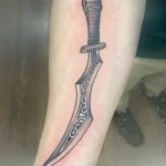 Tatouage noir et gris représentant une épée – Jake Tattoo Parlor à Belfort.