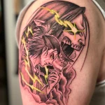 Tatouage noir et gris sur l’épaule représentant Eren et sa forme Titan Assaillant du manga Attack on Titan – Jake Tattoo Parlor à Belfort.