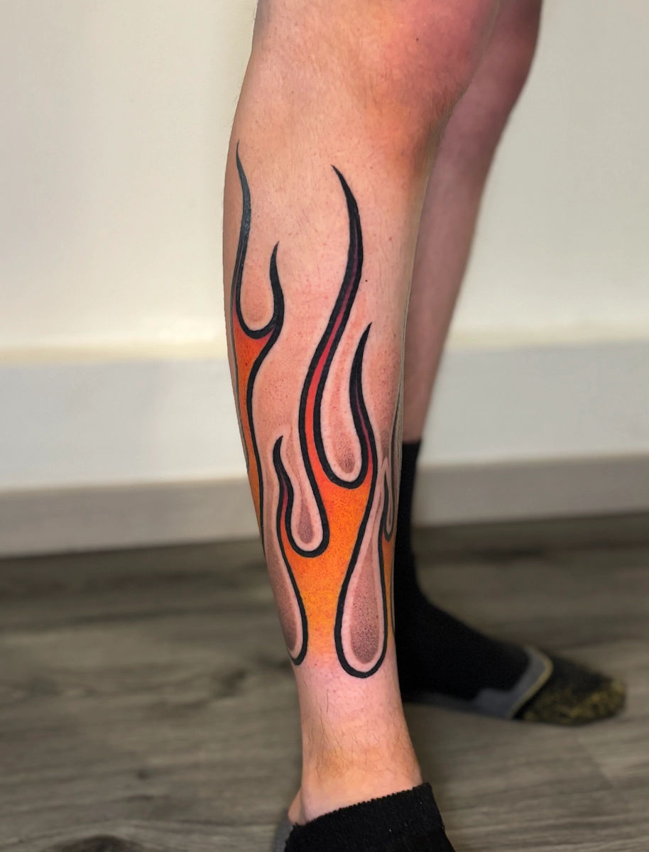 Tatouage de flamings en couleur réalisé sur un tibia – Jake Tattoo Parlor à Belfort.