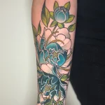 Tatouage floral couleur représentant des pivoines dans un style néo-traditionnel et japonais – Jake Tattoo Parlor à Belfort.
