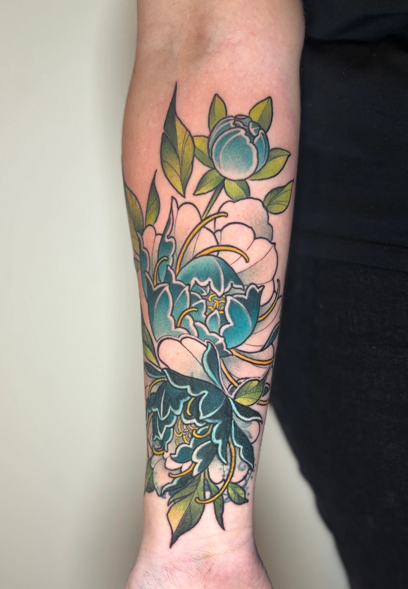 Tatouage floral couleur représentant des pivoines dans un style néo-traditionnel et japonais – Jake Tattoo Parlor à Belfort.