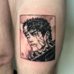 Tatouage noir et gris inspiré d’une case du manga Berserk représentant Guts – Jake Tattoo Parlor à Belfort.