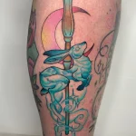 Tatouage néo-trad couleur inspiré de l’univers Harry Potter, représentant le Patronus de Luna Lovegood, un lièvre de lumière, avec sa baguette – Jake Tattoo Parlor à Belfort.