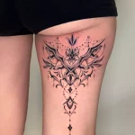 Tatouage ornemental noir et gris sur l’arrière de la cuisse – Jake Tattoo Parlor à Belfort.