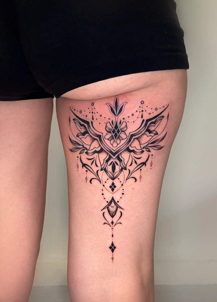 Tatouage ornemental noir et gris sur l’arrière de la cuisse – Jake Tattoo Parlor à Belfort.