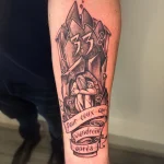 Tatouage noir et gris sur avant-bras représentant la peintresse du jeu Claire Obscure – Jake Tattoo Parlor à Belfort.