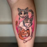 Tatouage personnalisé New School couleur représentant trois chats dans un style féminin – Jake Tattoo Parlor à Belfort.