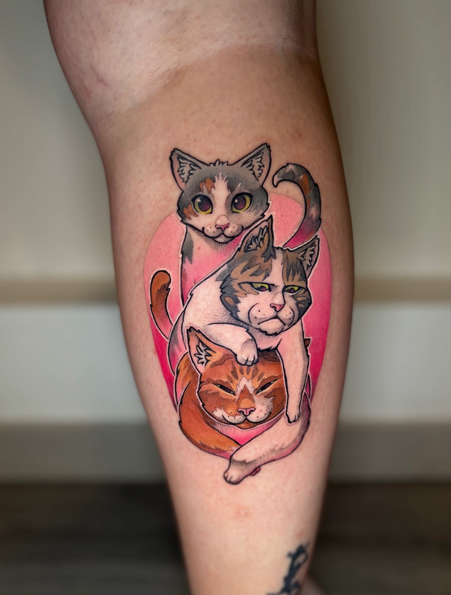 Tatouage personnalisé New School couleur représentant trois chats dans un style féminin – Jake Tattoo Parlor à Belfort.