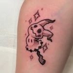 Petit tatouage noir et gris représentant le Pokémon Mimiqui sur un avant-bras – Jake Tattoo Parlor à Belfort.