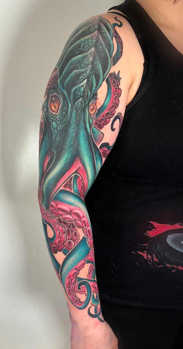 Tatouage couleur cicatrisé représentant une pieuvre sur un bras complet – Jake Tattoo Parlor à Belfort.