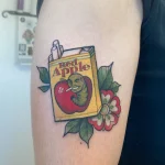 Tatouage old school couleur inspiré des Red Apples des films de Tarantino sur un bras – Jake Tattoo Parlor à Belfort.